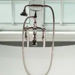 Hvordan vedligeholder jeg den blanke overflade på et underskabsarmatur?